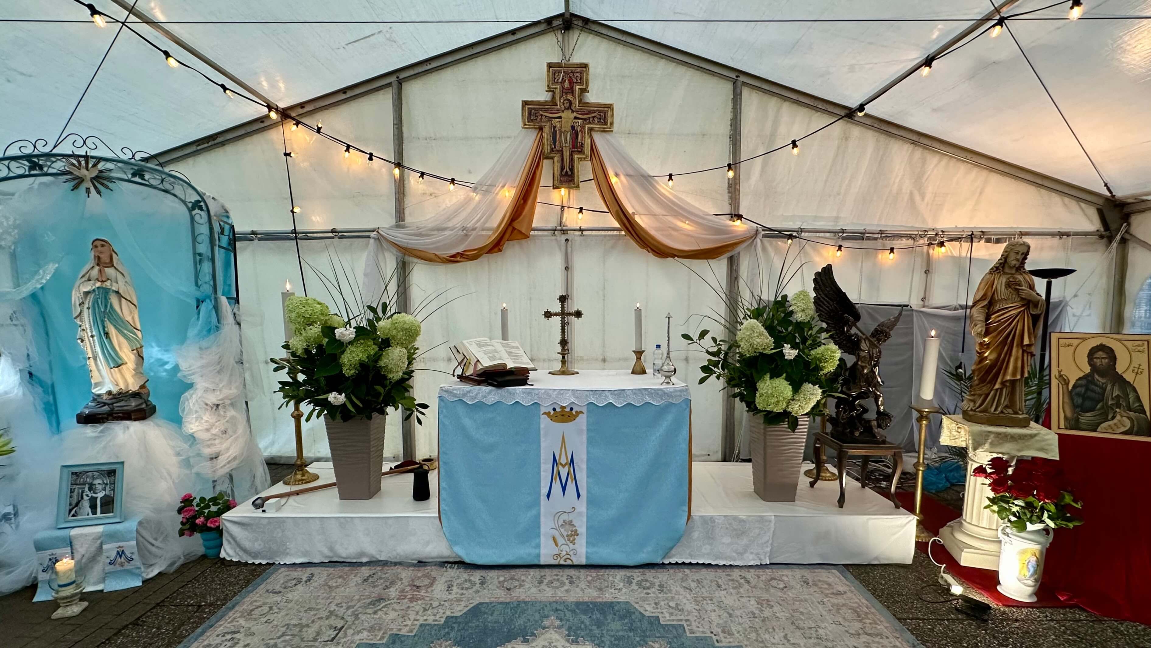 Gottesdienst im Zelt vor der Kirche